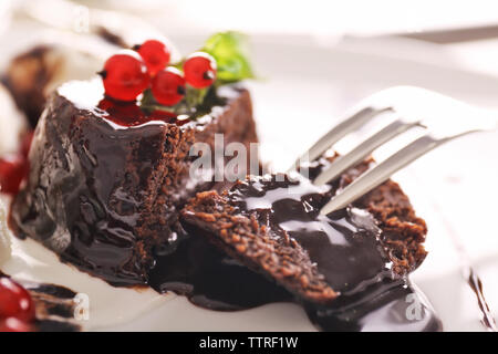 Gusto di cioccolato fondente con torta di ribes rosso, primo piano Foto Stock