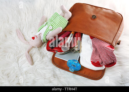 Le madri con borsa accessori sul tappeto Foto Stock