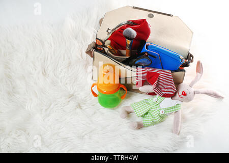 Le madri con borsa accessori sul tappeto Foto Stock