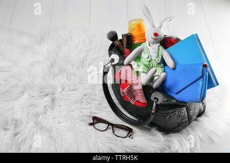 Le madri con borsa accessori sul tappeto Foto Stock