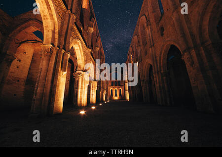 Abbazia di San Galgano contro star campo di notte Foto Stock