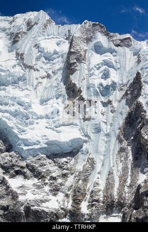 Basso angolo vista della coperta di neve Mt. Everest Foto Stock
