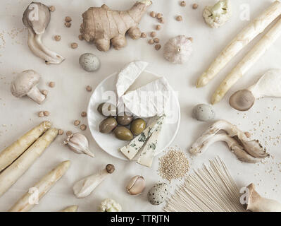Angolo di alta vista di vari alimenti su sfondo bianco Foto Stock