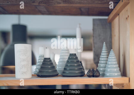 Close-up di potteries sul ripiano di legno in officina Foto Stock