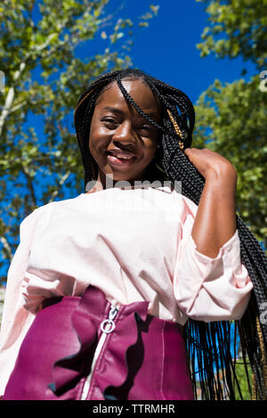 Donna sorridente in un parco di Madrid Foto Stock
