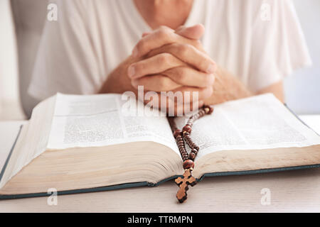 Il vecchio uomo della lettura della Bibbia Foto Stock