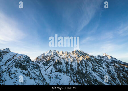 Ultima luce al vertice di una escursione invernale sulla dorsale scoscese Foto Stock