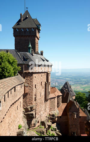 Angolo di alta vista del castello di Haut-Koenigsbourg contro il cielo blu chiaro Foto Stock