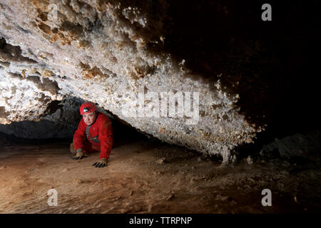 In Spelunker Muerto Grotta, Spagna. Foto Stock