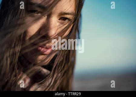 Close-up ritratto di giovane donna con capelli tousled Foto Stock