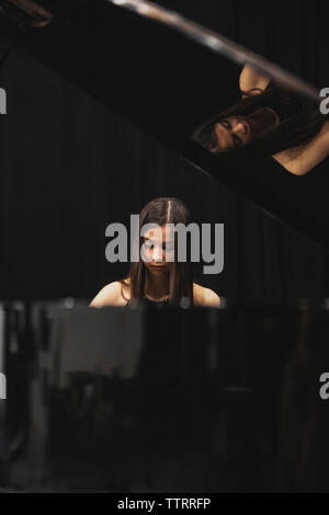 Giovane donna giocando sul pianoforte classico. Foto Stock