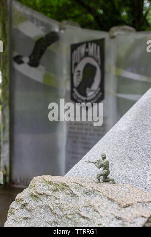 McDonough, Georgia / STATI UNITI D'America - 9 Giugno 2019: un soldato giocattolo lasciato da un visitatore si appoggia sulla parete di granito del prigioniero di guerra/mancante in azione (POW/MIA) Foto Stock