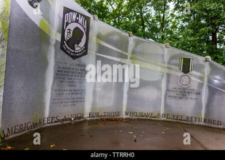 McDonough, Georgia / STATI UNITI D'America - 9 Giugno 2019: Il prigioniero di guerra/mancante in azione (POW/MIA) memorial wall è sul display in Heritage Park dal Veterans Foto Stock