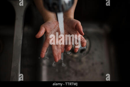 Immagine ritagliata di fratelli germani lavaggio delle mani nel lavandino a casa Foto Stock