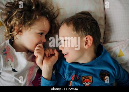 I fratelli ridere insieme. fratello e sorella di divertimento a casa Foto Stock