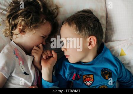 Fratello e Sorella gioca cercando gravi ad ogni altro a casa Foto Stock