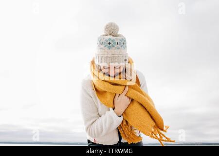 Ritratto di donna bionda con il cappello e sciarpa sorridente Foto Stock