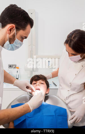 Assistente e il dentista esaminando denti del paziente in Clinica Medica Foto Stock