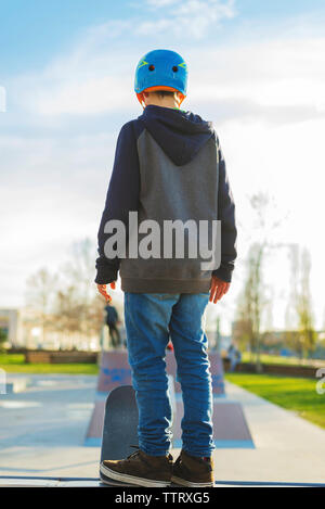 Vista posteriore del giovane ragazzo accanto a skateramp pronto a eseguire un trick Foto Stock