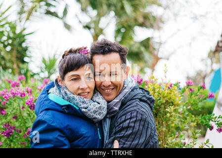 Ritratto di felice mid-adulto giovane costeggiata e sorridente all'aperto Foto Stock