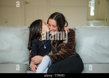 Amorevole Madre e figlia abbracciando sul lettino a casa Foto Stock