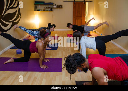 Elevato angolo di visione degli studenti a praticare yoga insieme Foto Stock