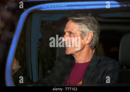 Roma, Italia - 16 Giugno 2019: British attore Jeremy Irons saluto i suoi fan in San Cosimato square, Roma, Italia dopo un evento affollato nella zona di Trastevere Foto Stock