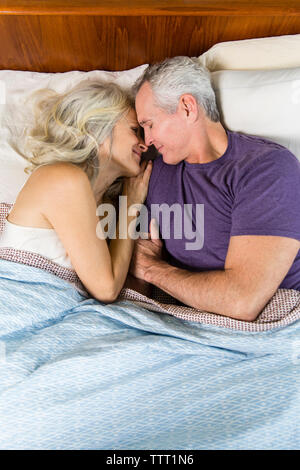 Angolo di alta vista di amare giovane dormono insieme sul letto di casa Foto Stock