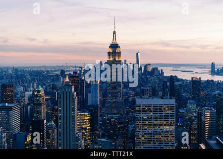 Elevato angolo di visione cityscape contro il cielo al tramonto Foto Stock