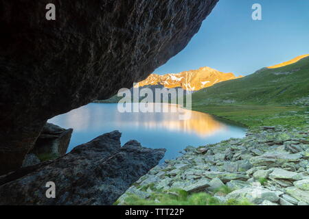 Rocce sulla riva del Lago Nero, Passo Gavia, Valle Camonica, provincia di Brescia, Lombardia, Italia Foto Stock