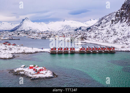Vista aerea di pescatori rosso di cabine (Rorbu) in una fila, Svolvaer, Isole Lofoten in Norvegia Foto Stock