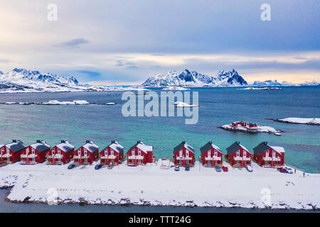 Vista aerea di pescatori rosso di cabine (Rorbu) in una fila, Svolvaer, Isole Lofoten in Norvegia Foto Stock