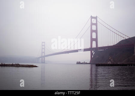 Basso angolo vista del Golden Gate Bridge in foggy meteo Foto Stock