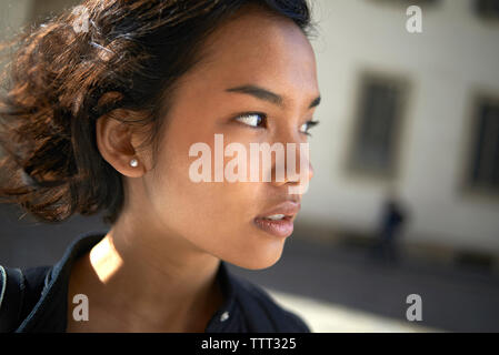 Close-up di pensosa donna che guarda lontano Foto Stock