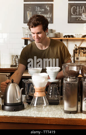 L'uomo il caffè nella caffetteria Foto Stock