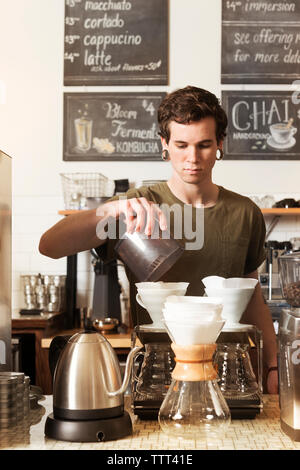 L'uomo il caffè nella caffetteria Foto Stock