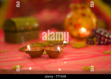 Close-up di diyas sulla tavola durante il Diwali Foto Stock