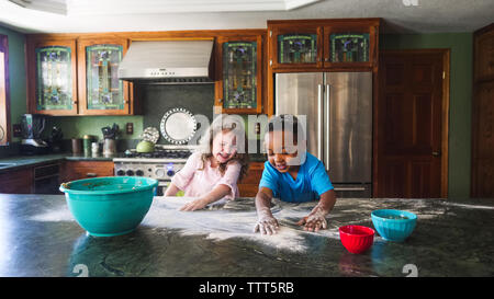 I bambini a fare un disastro in cucina Foto Stock