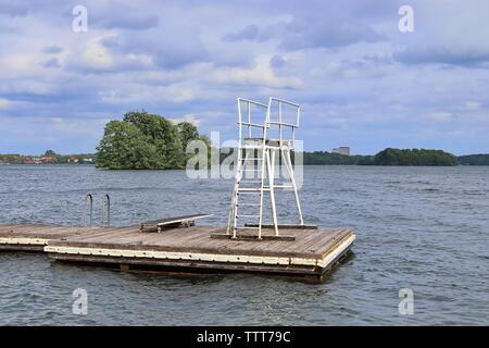 Bella vista a nord del lago tedesco in una giornata di sole con un bel blu acqua e paesaggi rilassanti Foto Stock