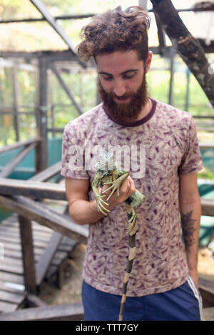 Uomo con iguana Foto Stock