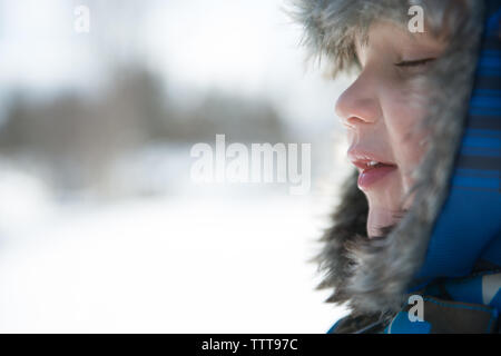 Ragazzo respirare aria fresca nel Winter Wonderland Foto Stock