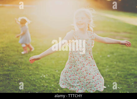 Allegro le ragazze a giocare sul campo Foto Stock