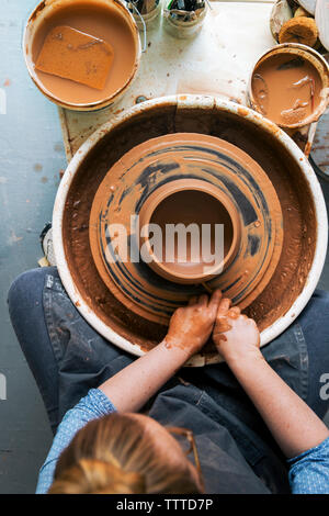 Vista aerea della donna che lavorano sulla ruota in ceramica Foto Stock