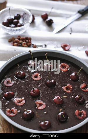 Angolo di alta vista di ciliegia brownie al cioccolato torta Foto Stock