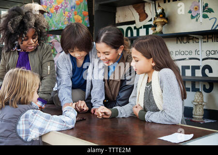 Gli studenti con insegnante utilizzando computer tablet durante la gita Foto Stock