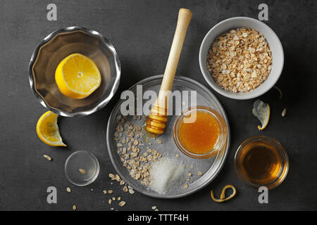 Macchia naturale ingredienti su sfondo grigio Foto Stock