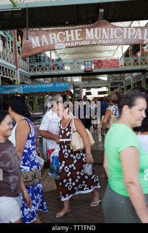 Polinesia francese, Tahiti. Il mercato comunale di Papeete. Foto Stock