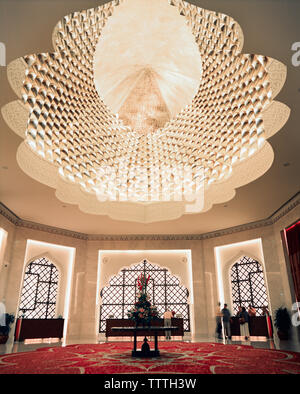 OMAN, Moscato, persone in piedi nella lobby a Barr Al Jissah Resort and Spa Foto Stock