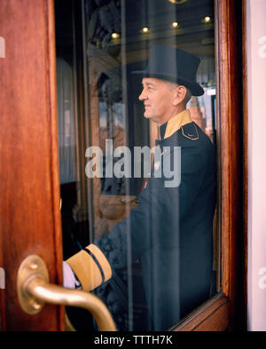 RUSSIA, Mosca, Cremlino, portiere davanti all'hotel National Foto Stock