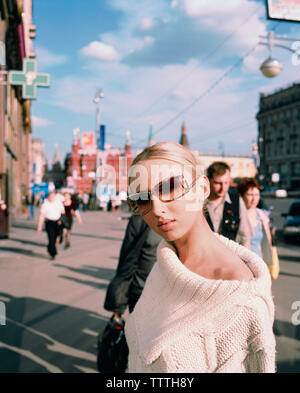 RUSSIA, MOSCA, giovane donna che indossa gli occhiali da sole sulla Tverskaya Ulitsa. Foto Stock